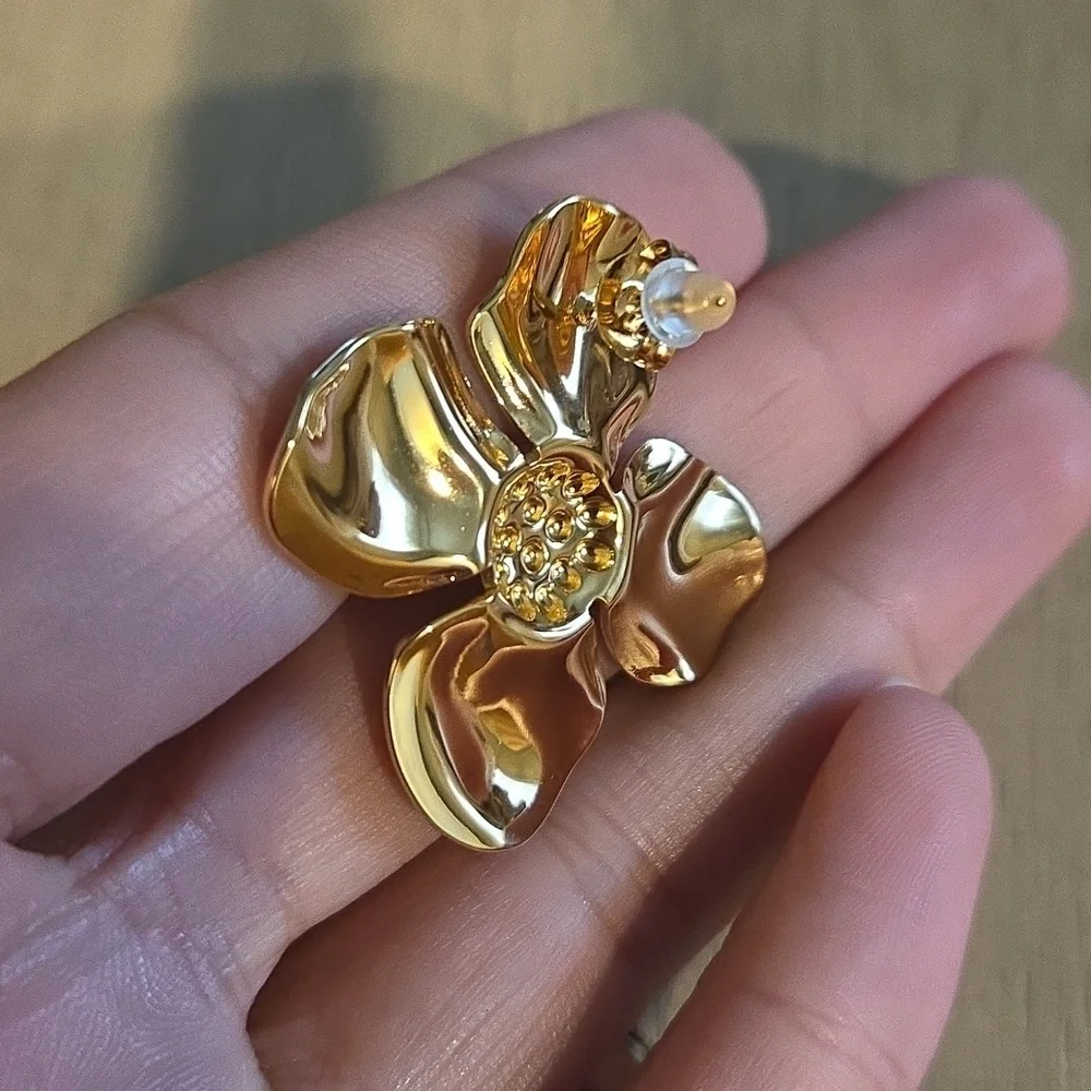 Nwt Heaven Mayhem Similar Non Tarnish Flower Earrings